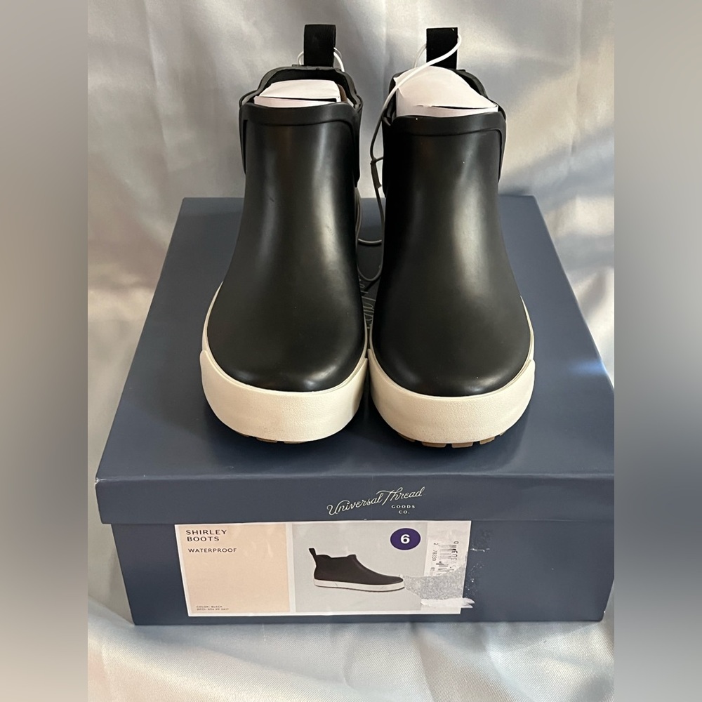 Universal Thread Waterproof Shirley Boots